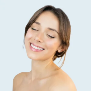 Mujer sonriendo después de un tratamiento de armonización facial